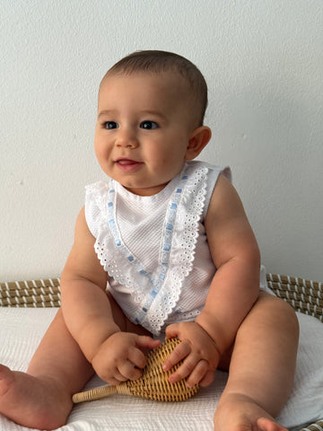 Ranita Inés piqué con tira bordada y lazo celeste bebé