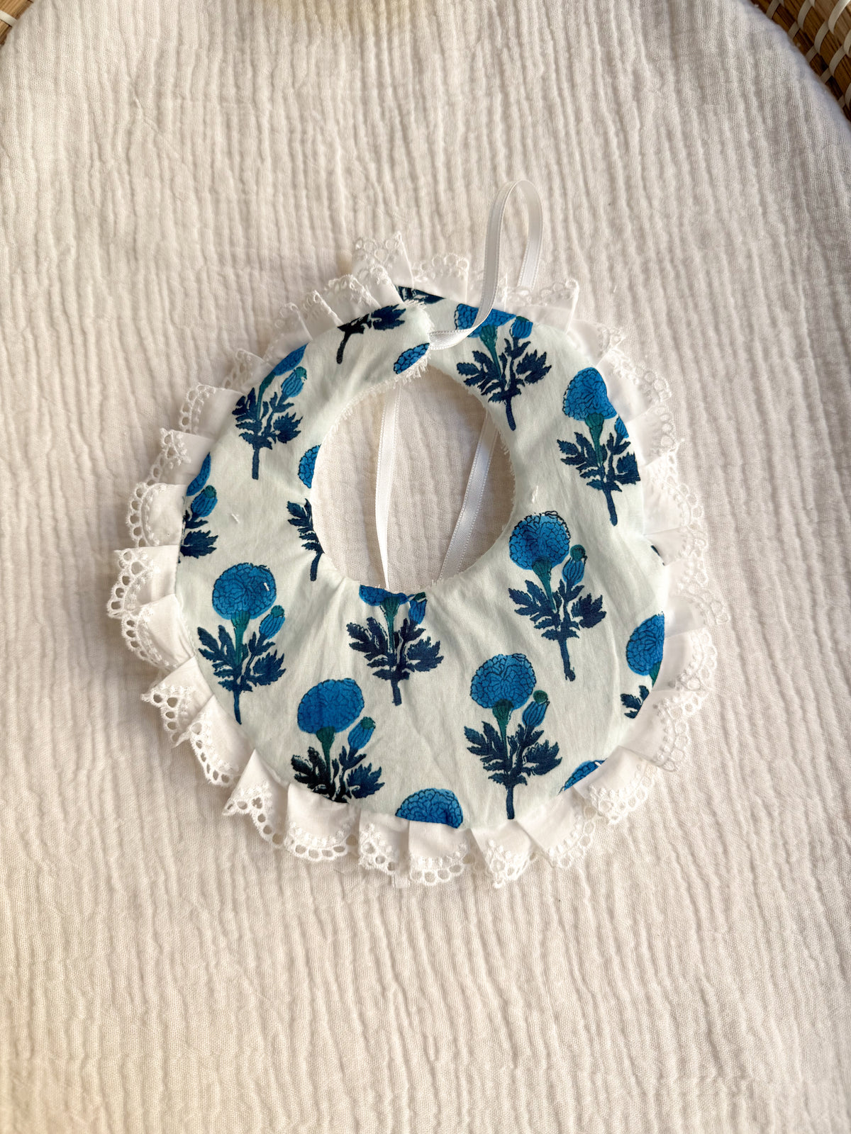 Babero marieta flor india azul