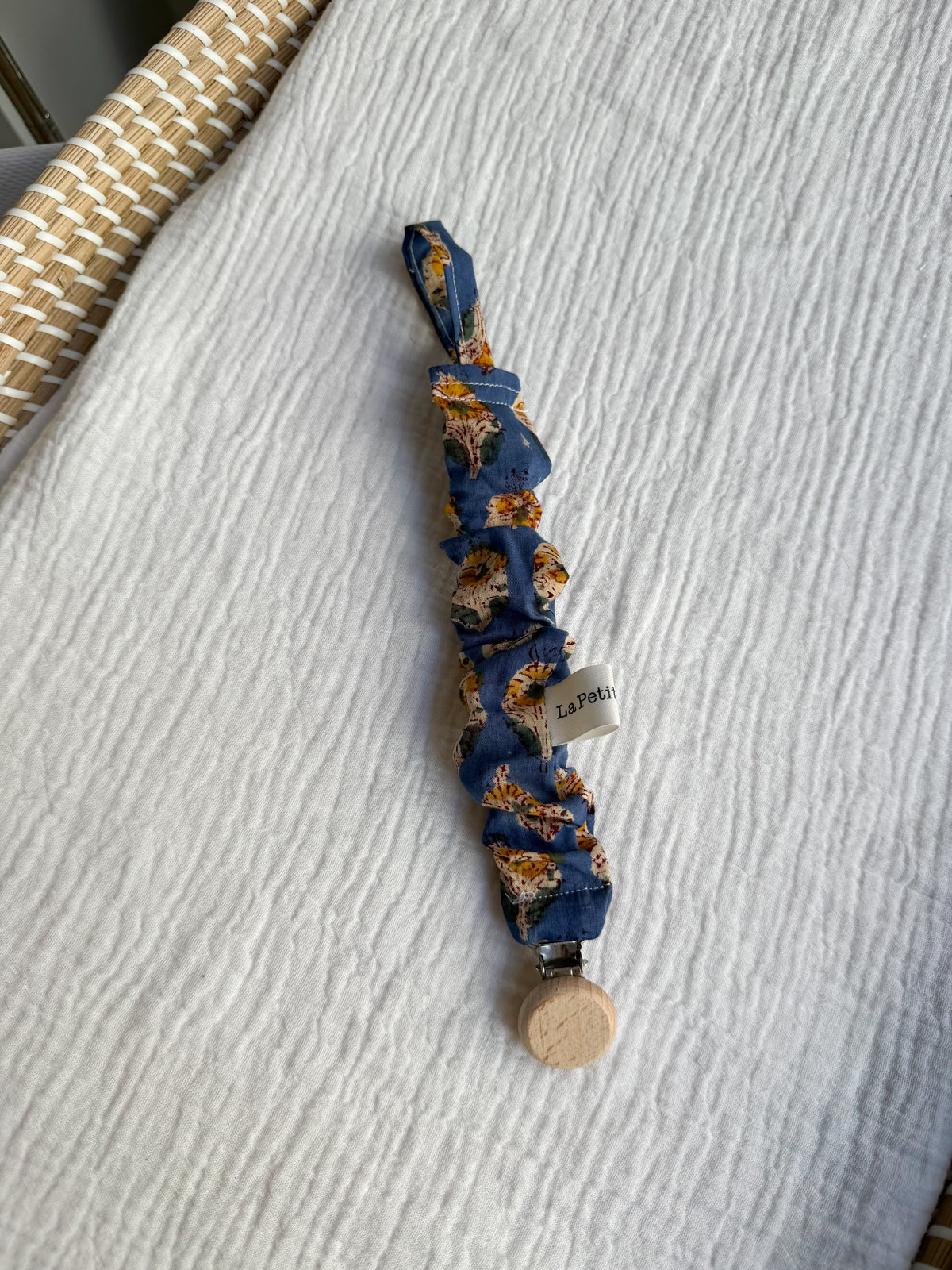 Chupetero flor india mostaza y azul