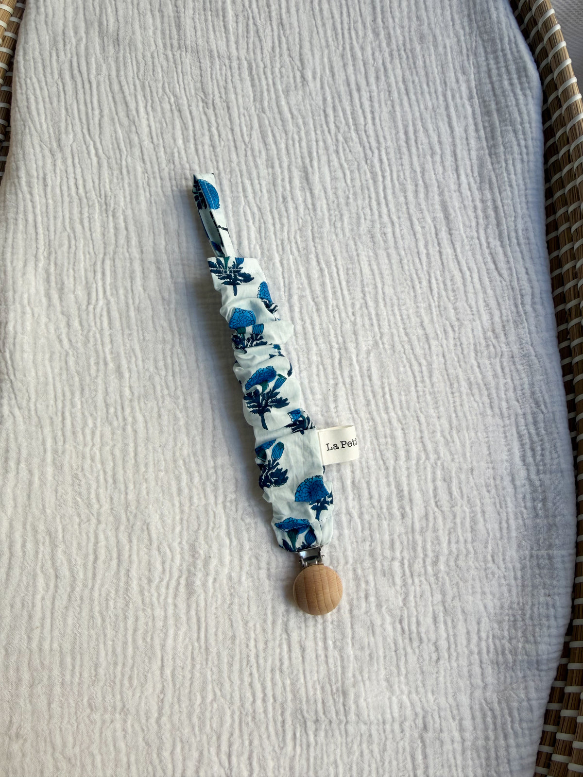 Chupetero flor india azul