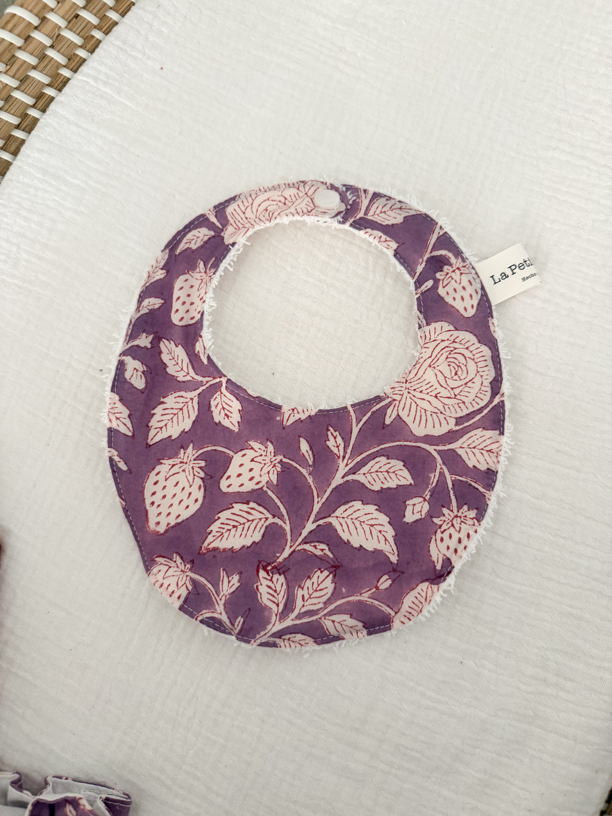 Babero flor india morada