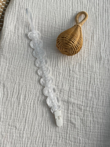 Chupetero bordado blanco