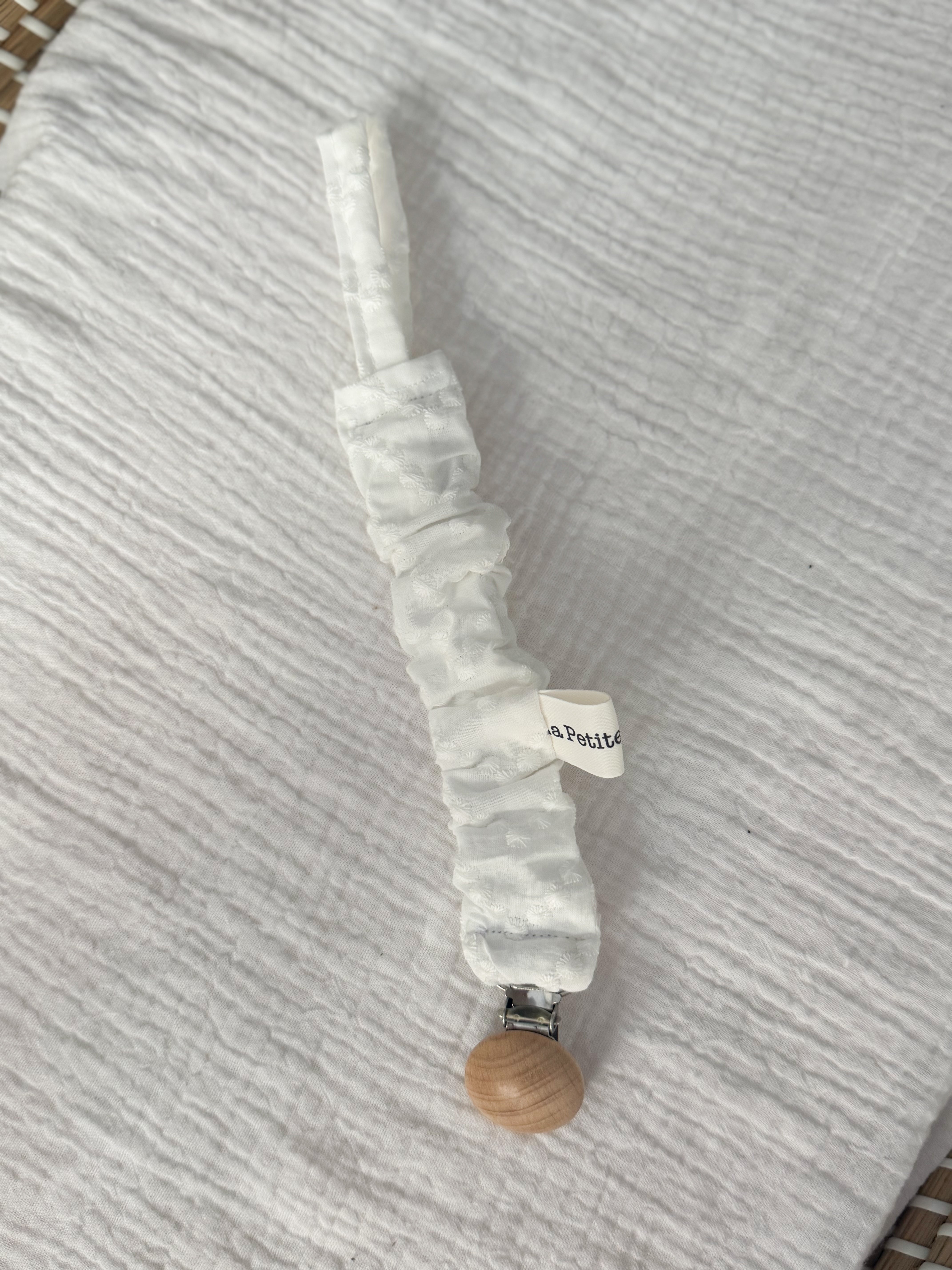 Chupetero tela bordada blanca