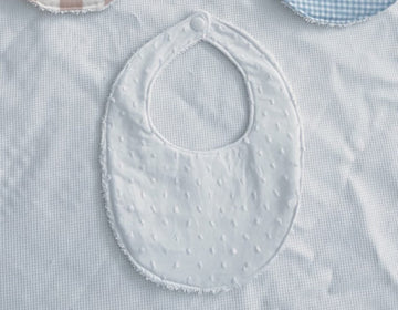 Babero plumeti blanco