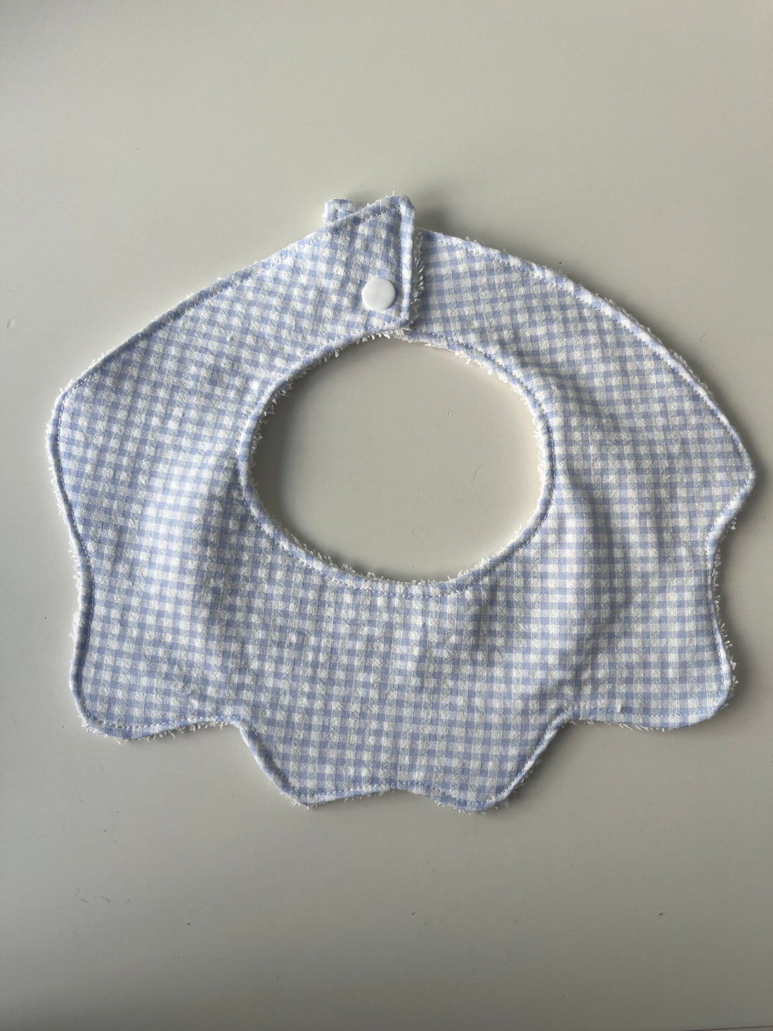 Cuello salvababas ondas vichy celeste