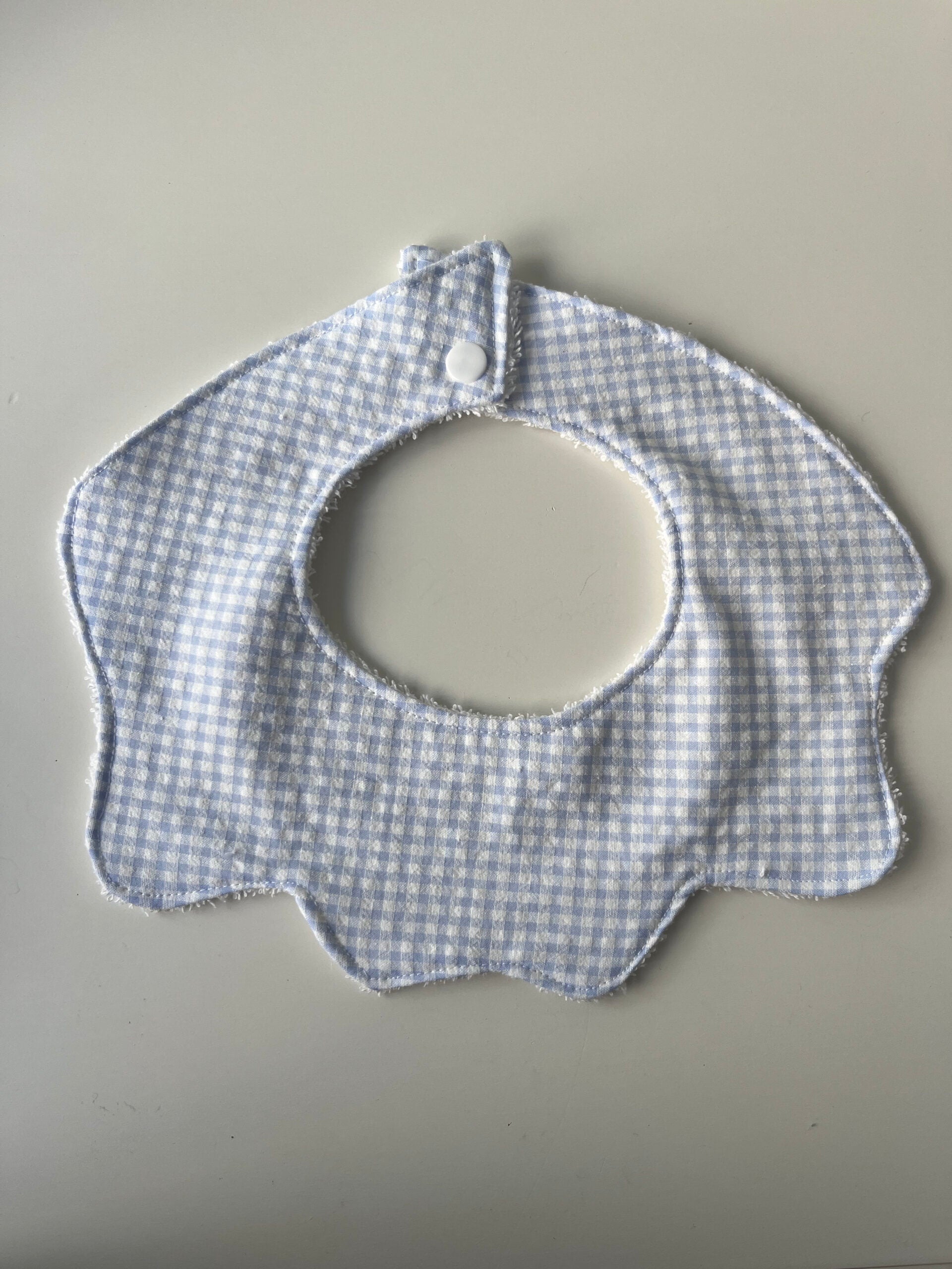 Cuello salvababas ondas vichy celeste