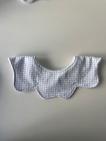 Cuello salvababas ondas vichy celeste