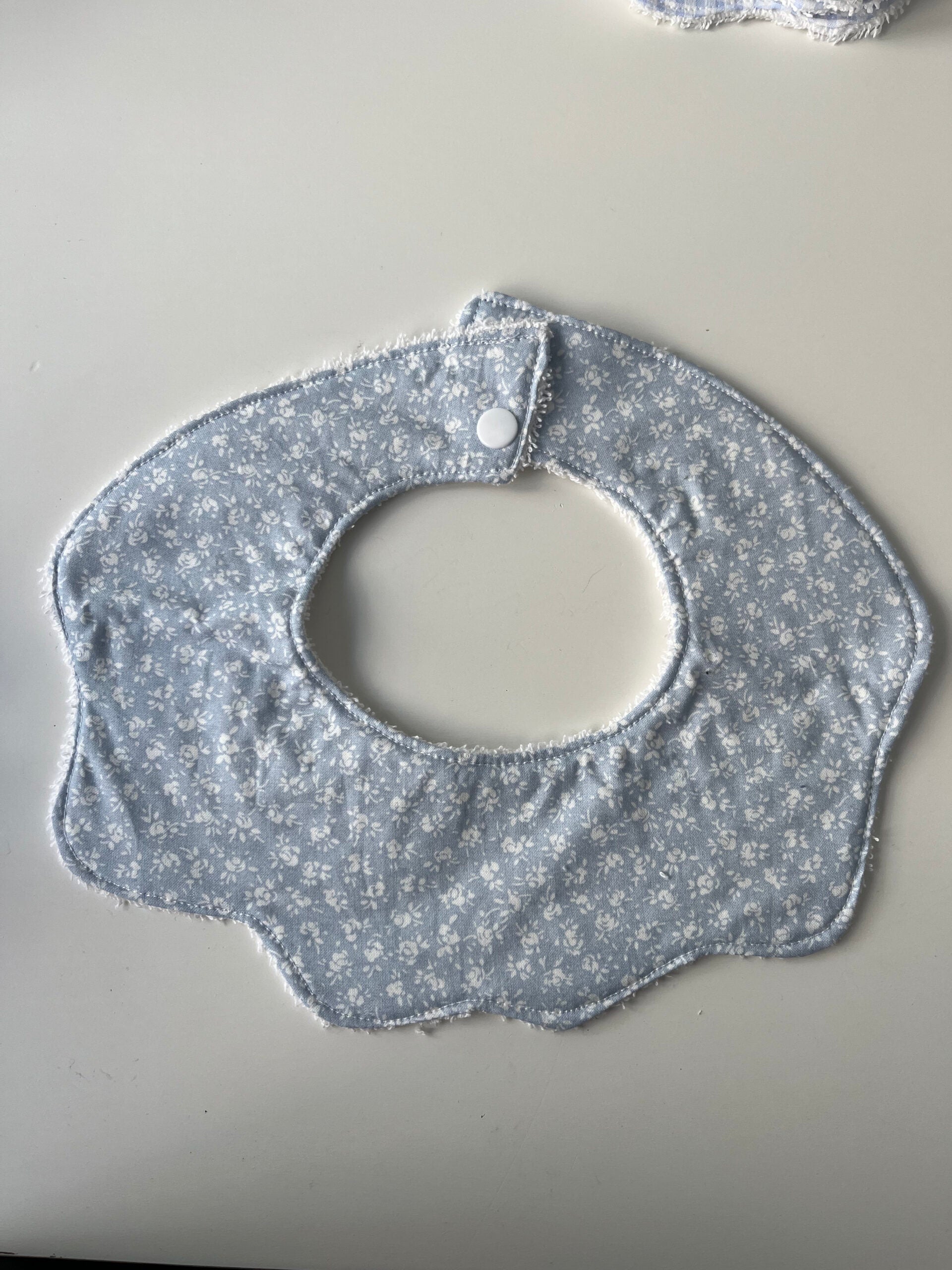 Cuello salvababas ondas hojas azules