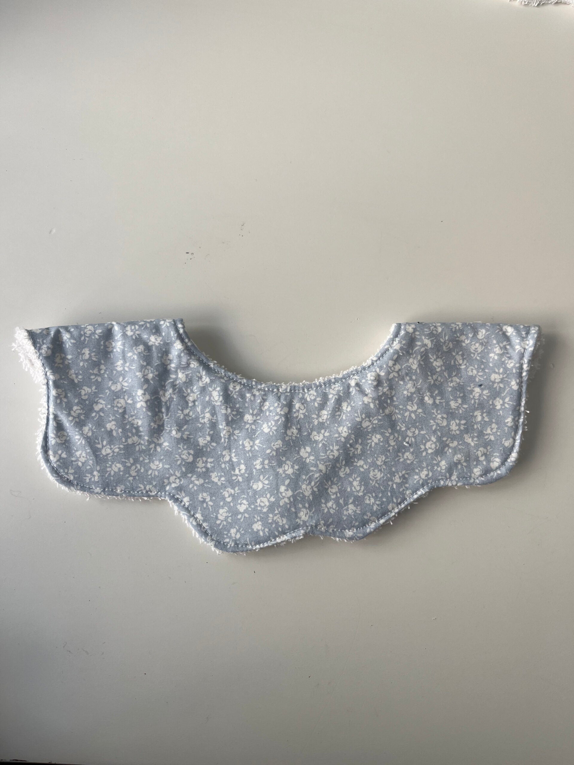 Cuello salvababas ondas hojas azules