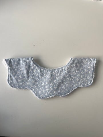 Cuello salvababas ondas hojas azules