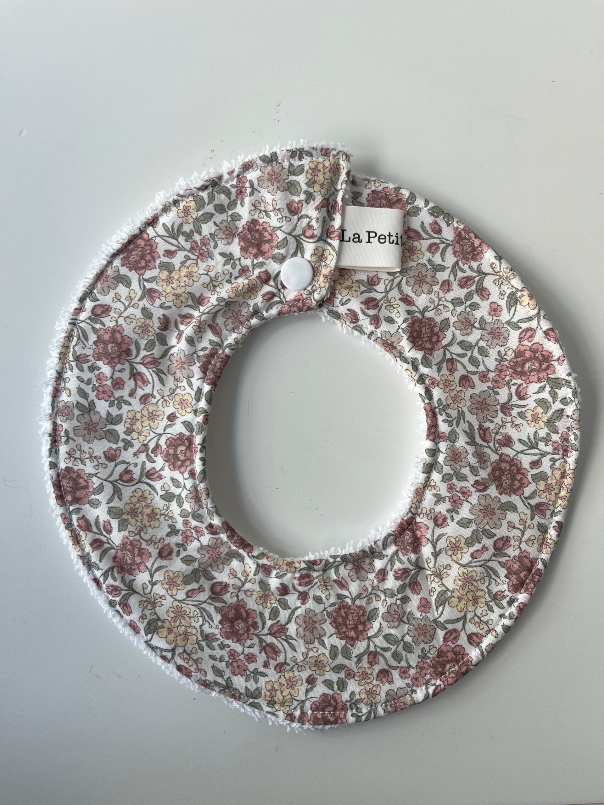 Cuello salvababas flores olivia