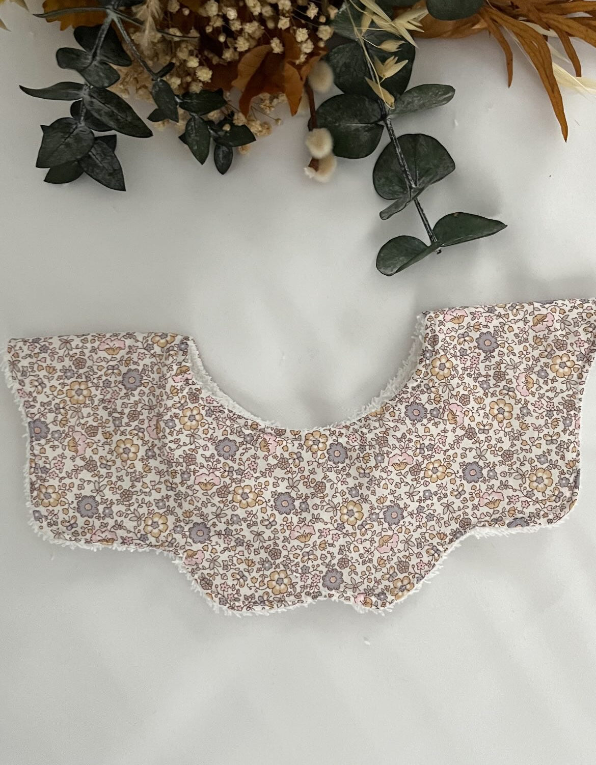 Cuello ondas flor gris nude