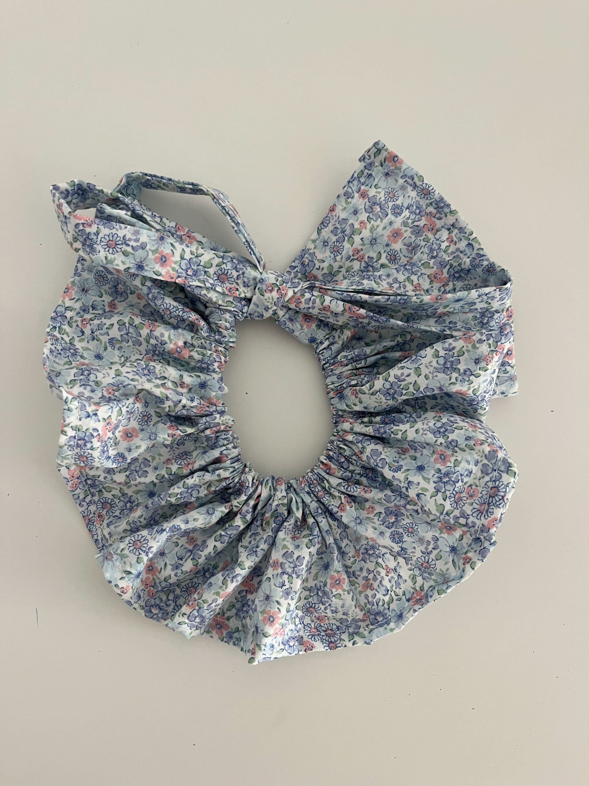 Cuello regulable flor azul