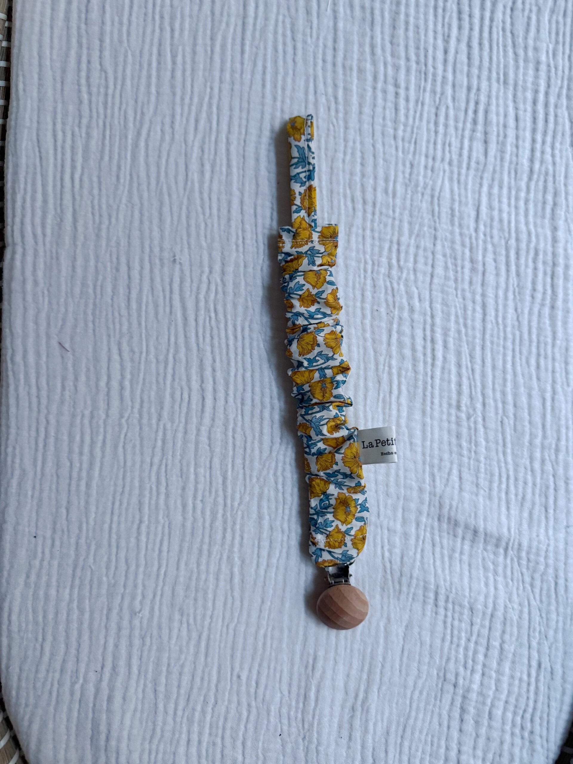 Chupetero flor liberty mostaza y azul