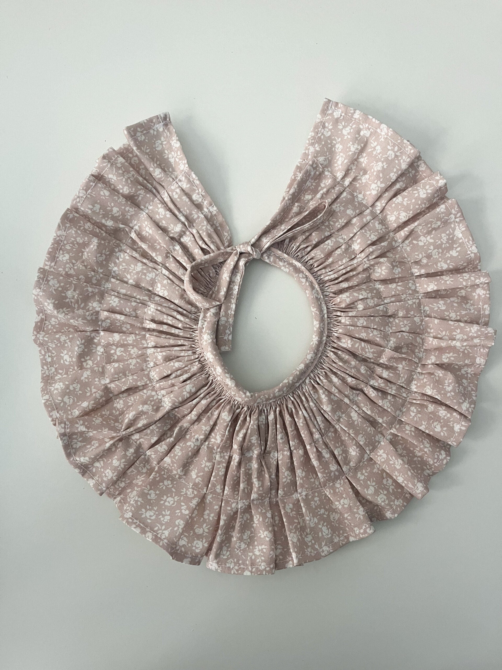 Cuello Lola hojas rosas