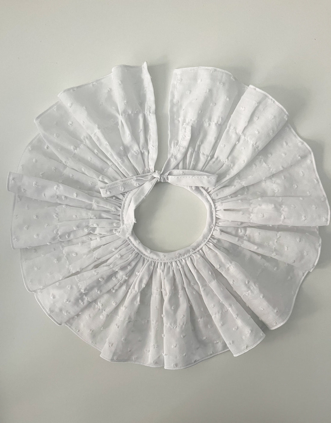 Cuello Lola  plumeti blanco