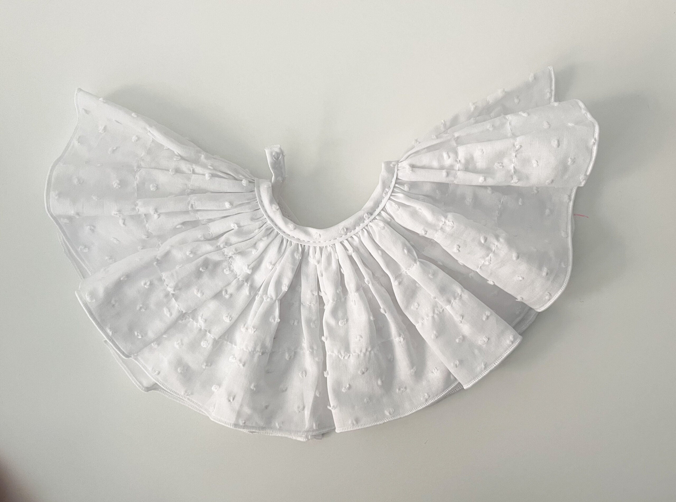 Cuello Lola  plumeti blanco