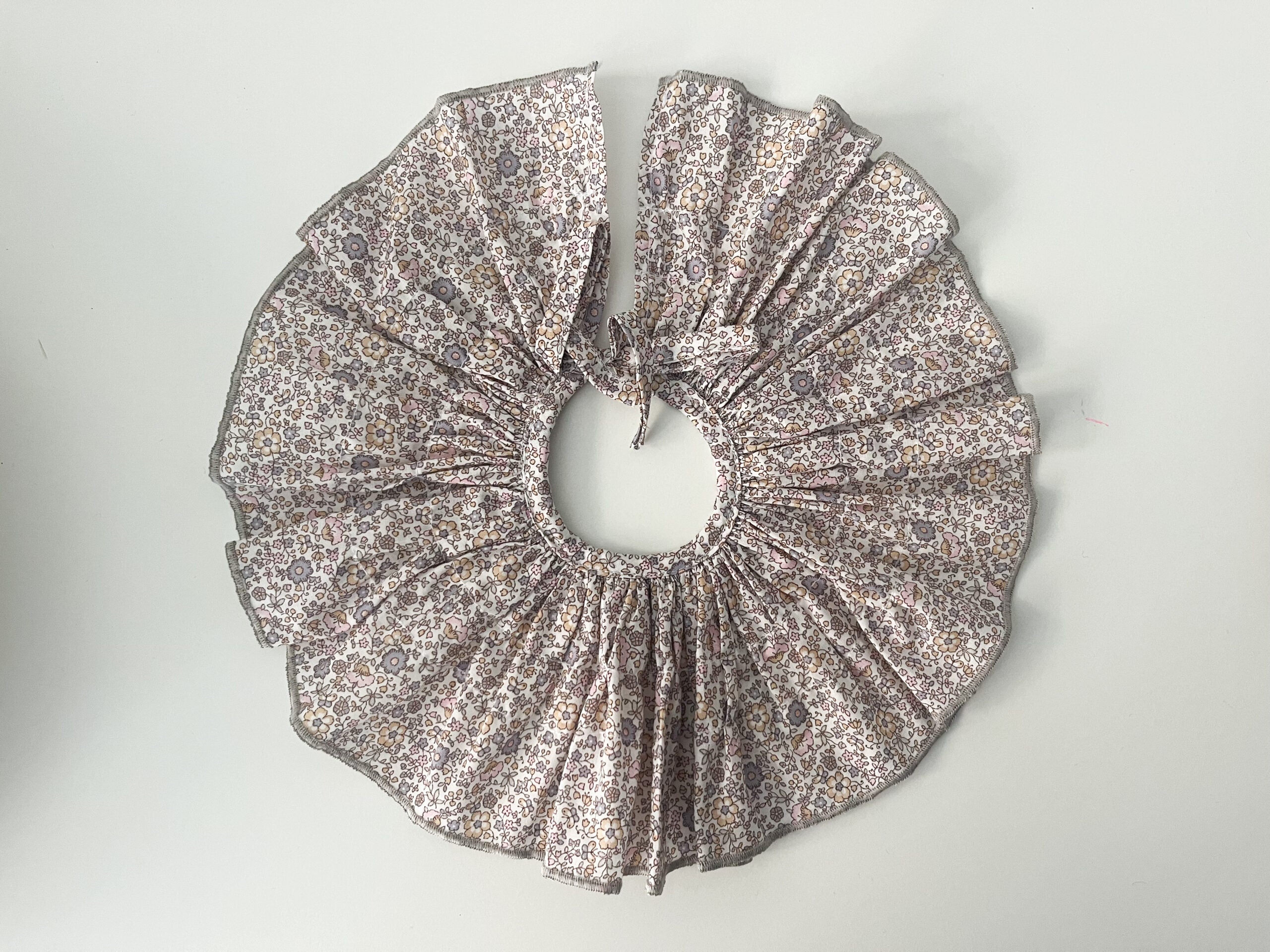 Cuello Lola flor gris nude