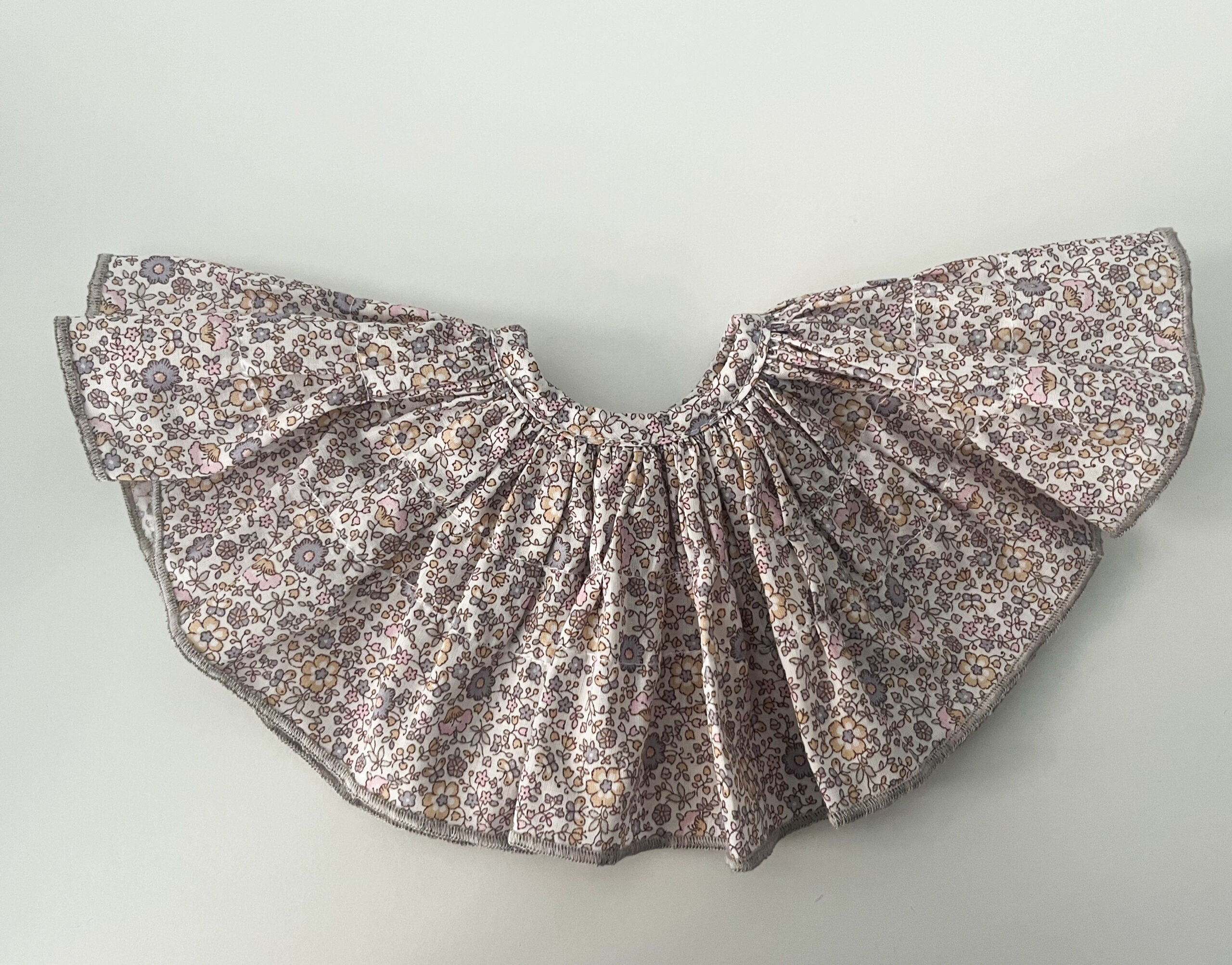 Cuello Lola flor gris nude
