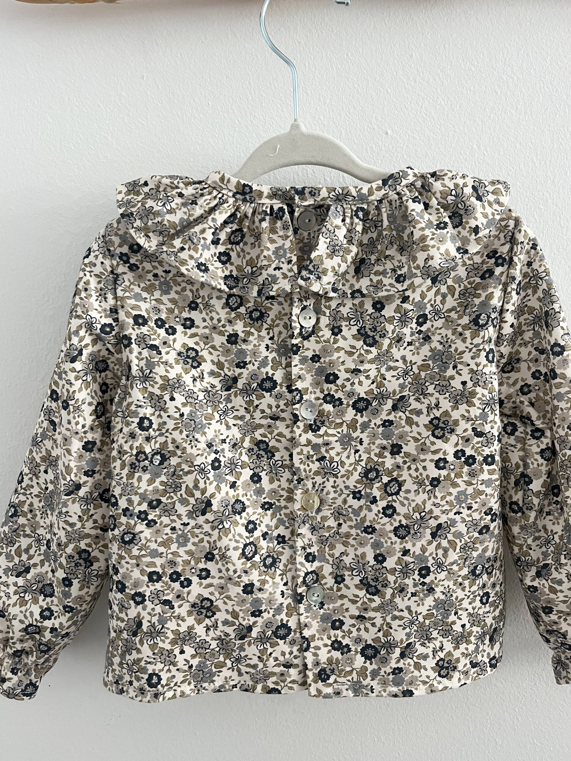 Camisa Leonor flor azul marino