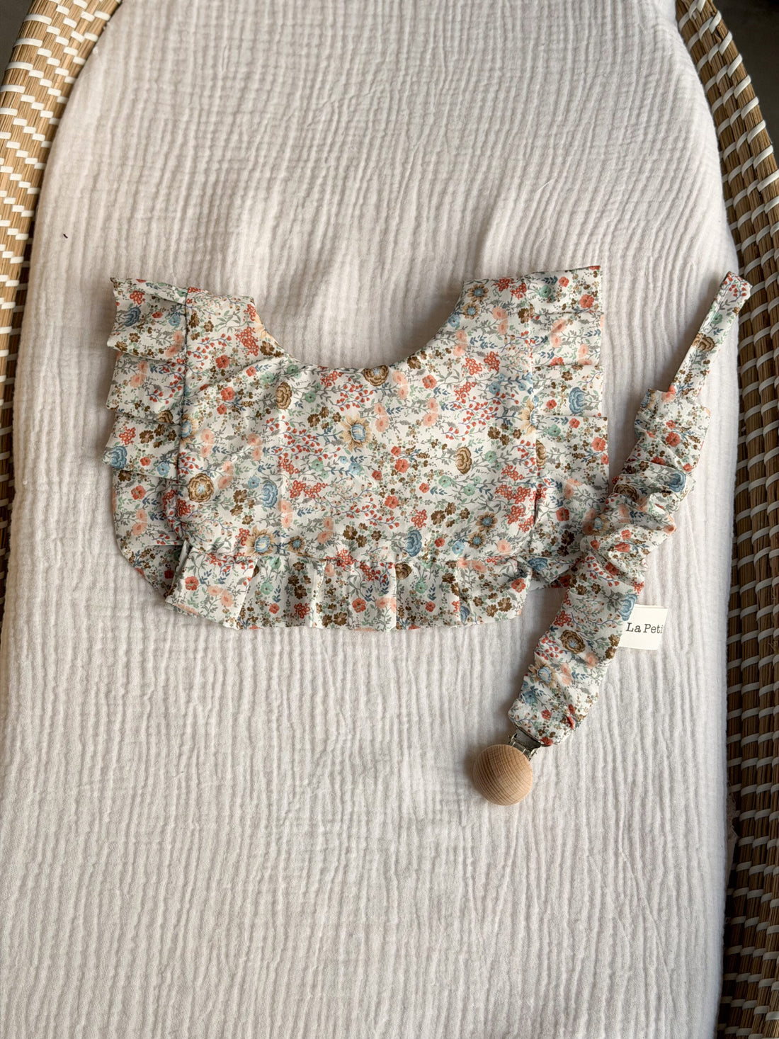 Babero flor beige
