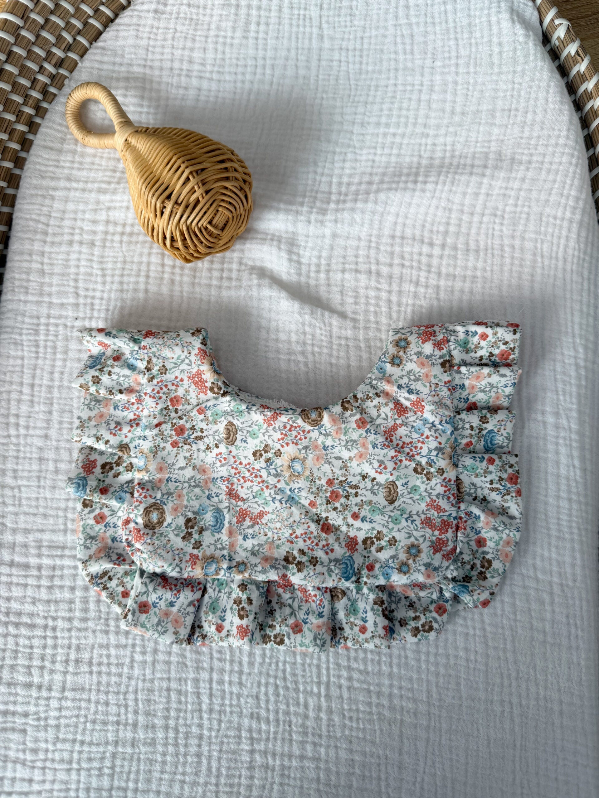 Babero flor beige