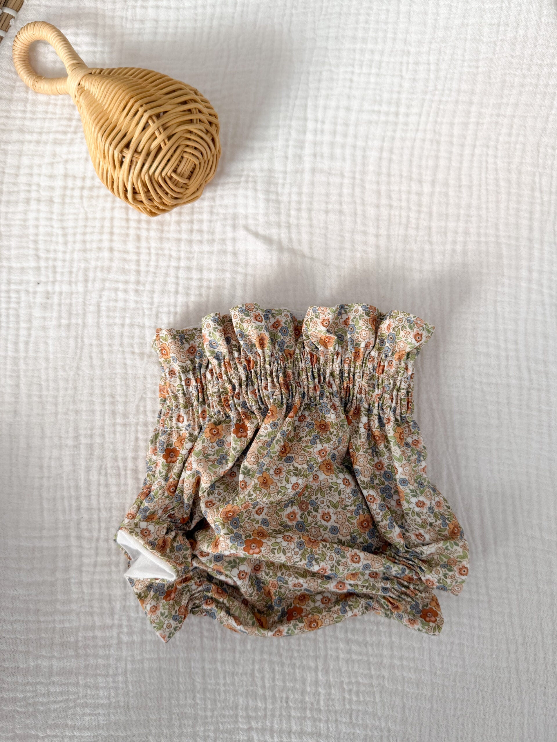 Cubrepañal flor azucena