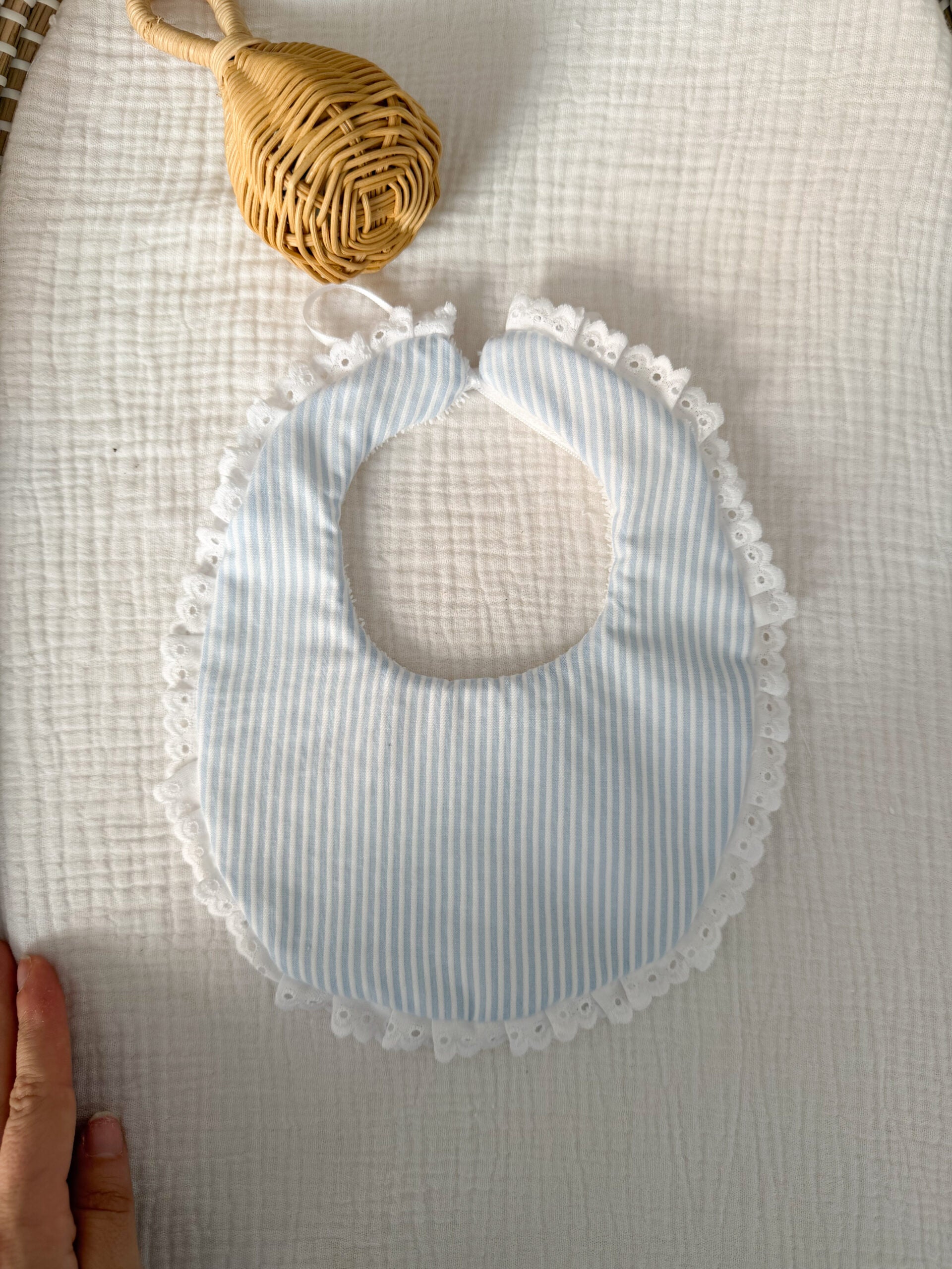 Babero rayas celeste relieve