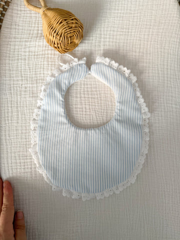 Babero rayas celeste relieve