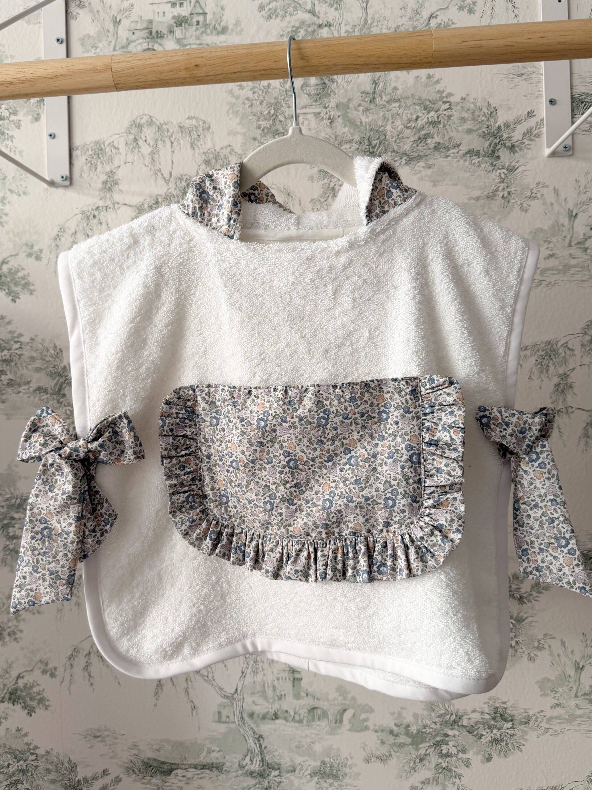 Poncho de playa flor azul pastel volante