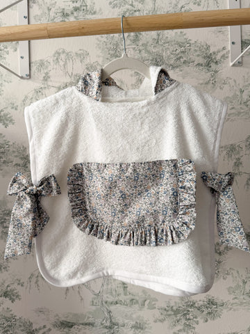 Poncho de playa flor azul pastel volante