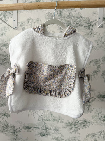 Poncho de playa flor gris nude volante