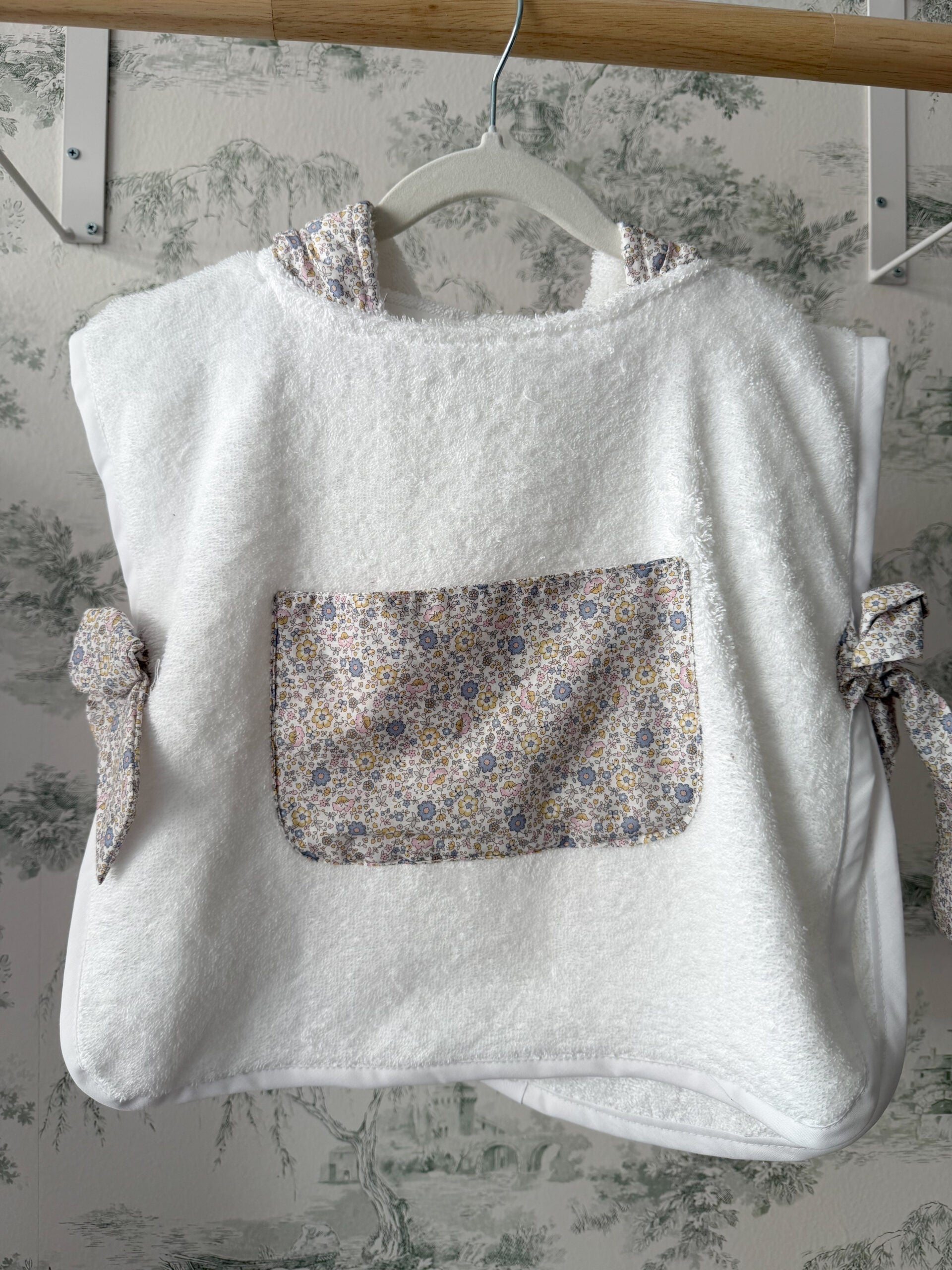 Poncho de playa flor gris nude