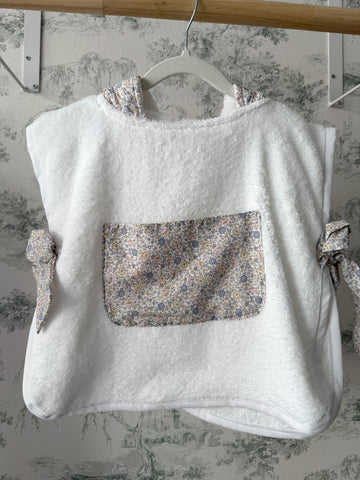 Poncho de playa flor gris nude