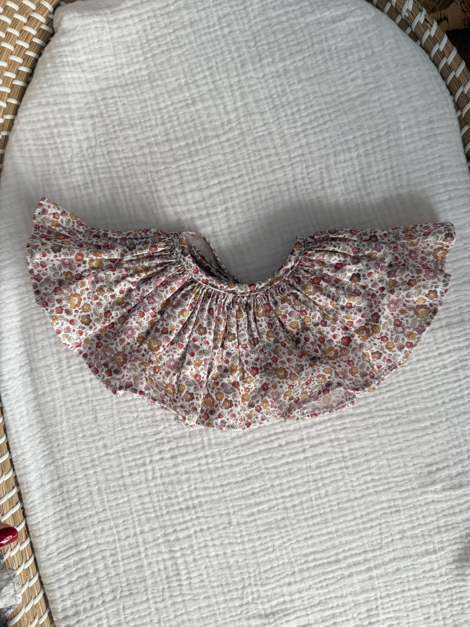 Cuello Lola flor roja pastel