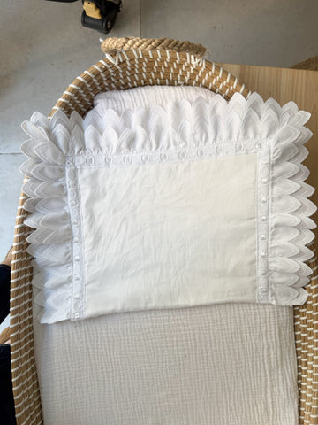 Salvababas tira bordada blanca