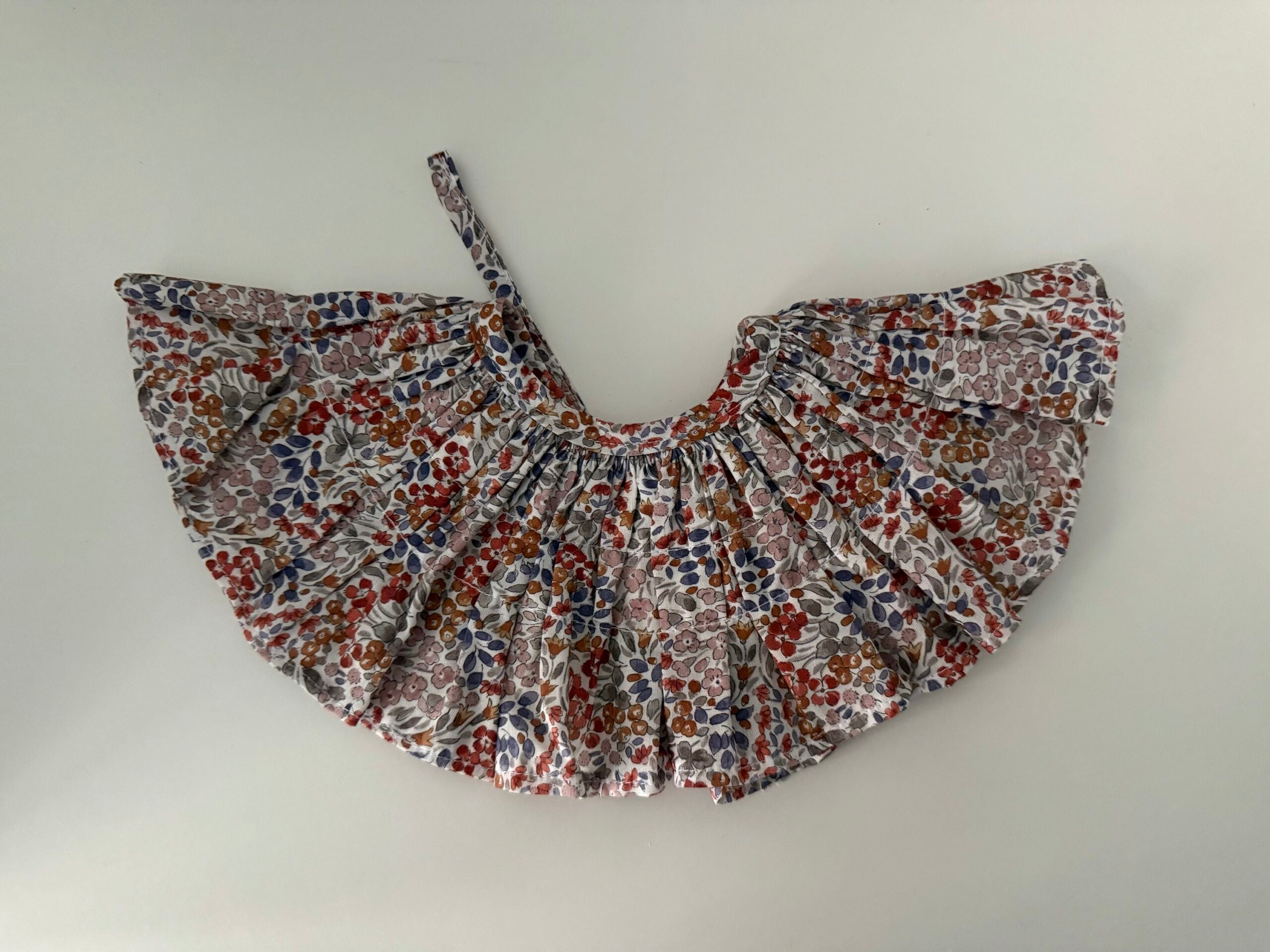 Cuello Lola flor roja y azul