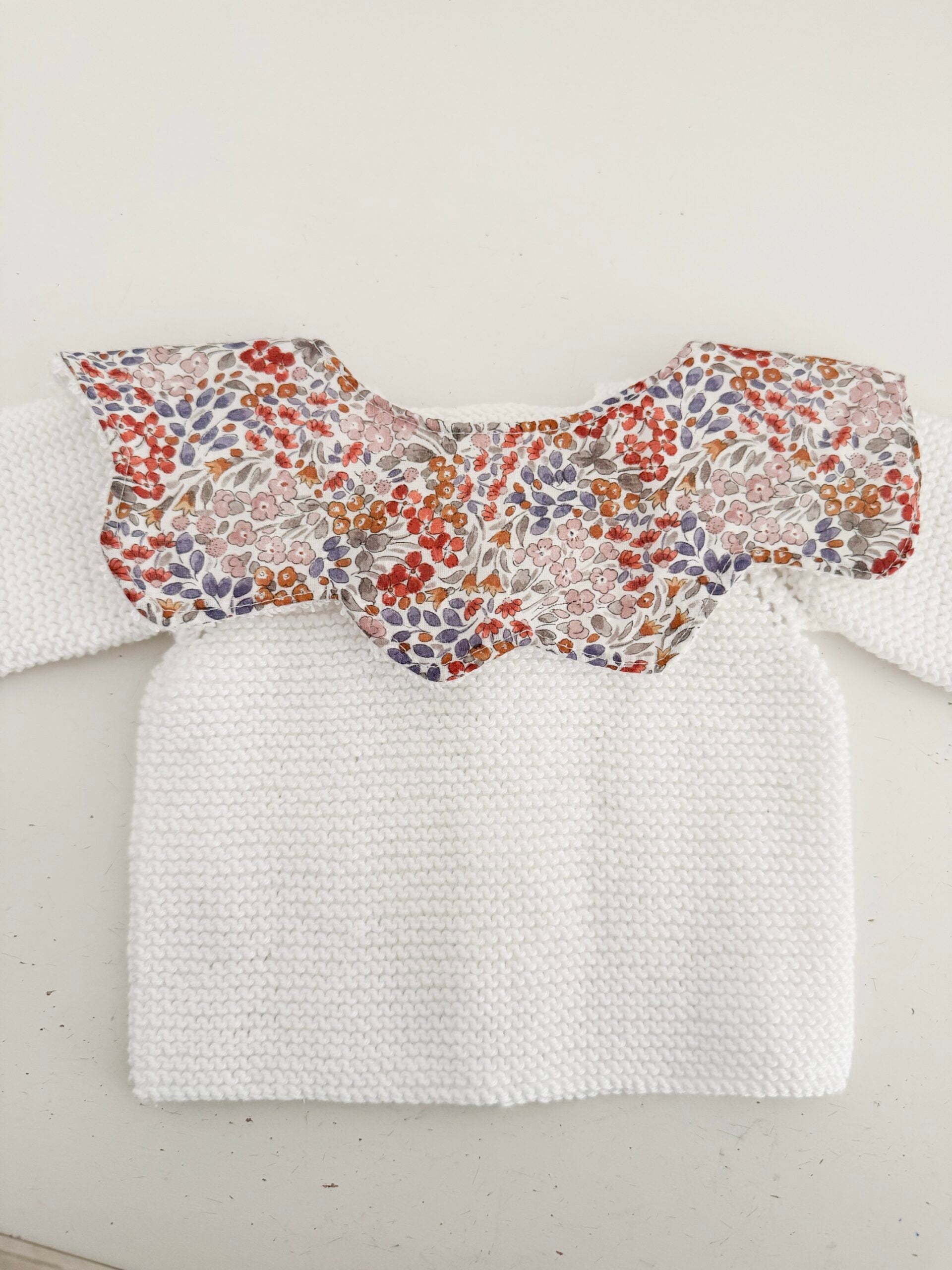 Cuello salvababas ondas flor roja y azul