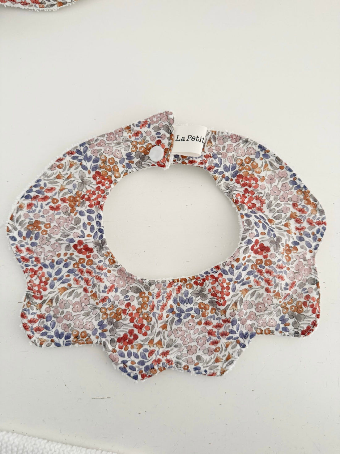 Cuello salvababas ondas flor roja y azul