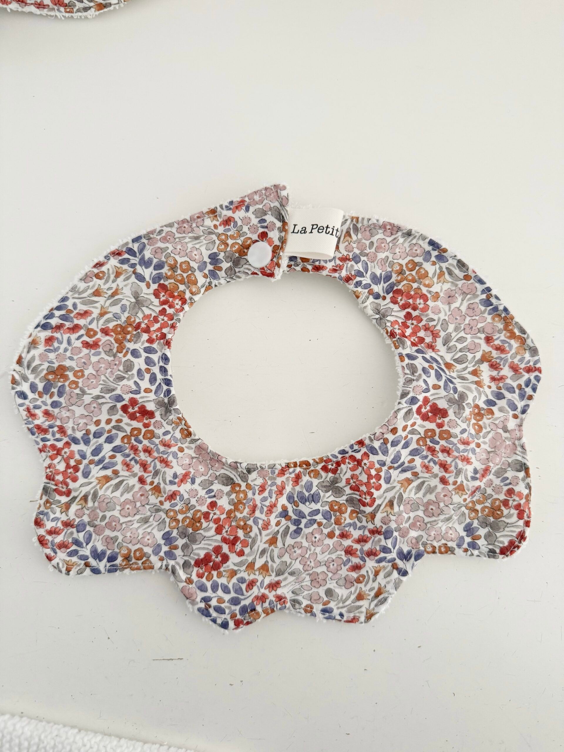 Cuello salvababas ondas flor roja y azul