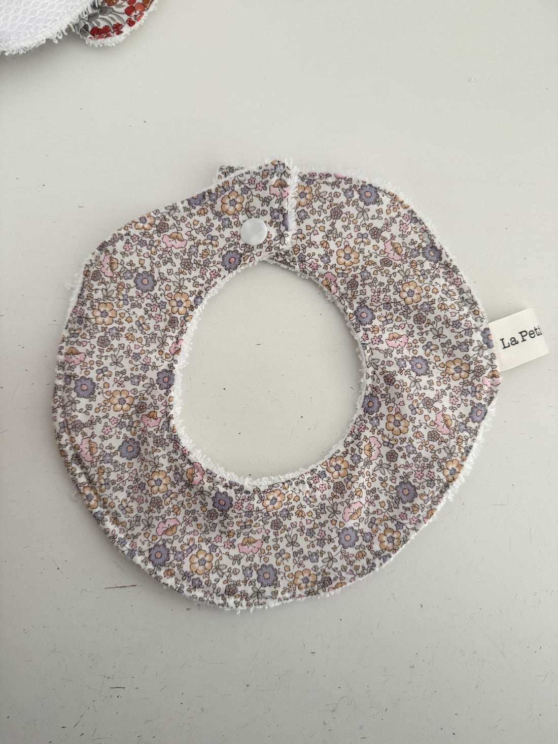 Cuello salvababas flor gris nude