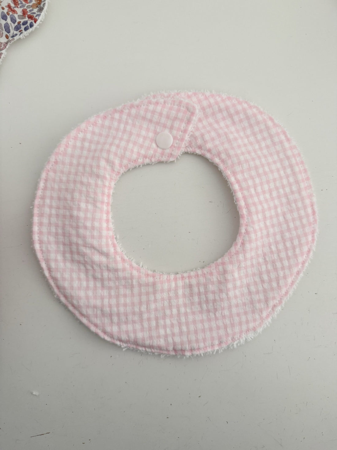 Cuello salvababas Vichy rosa