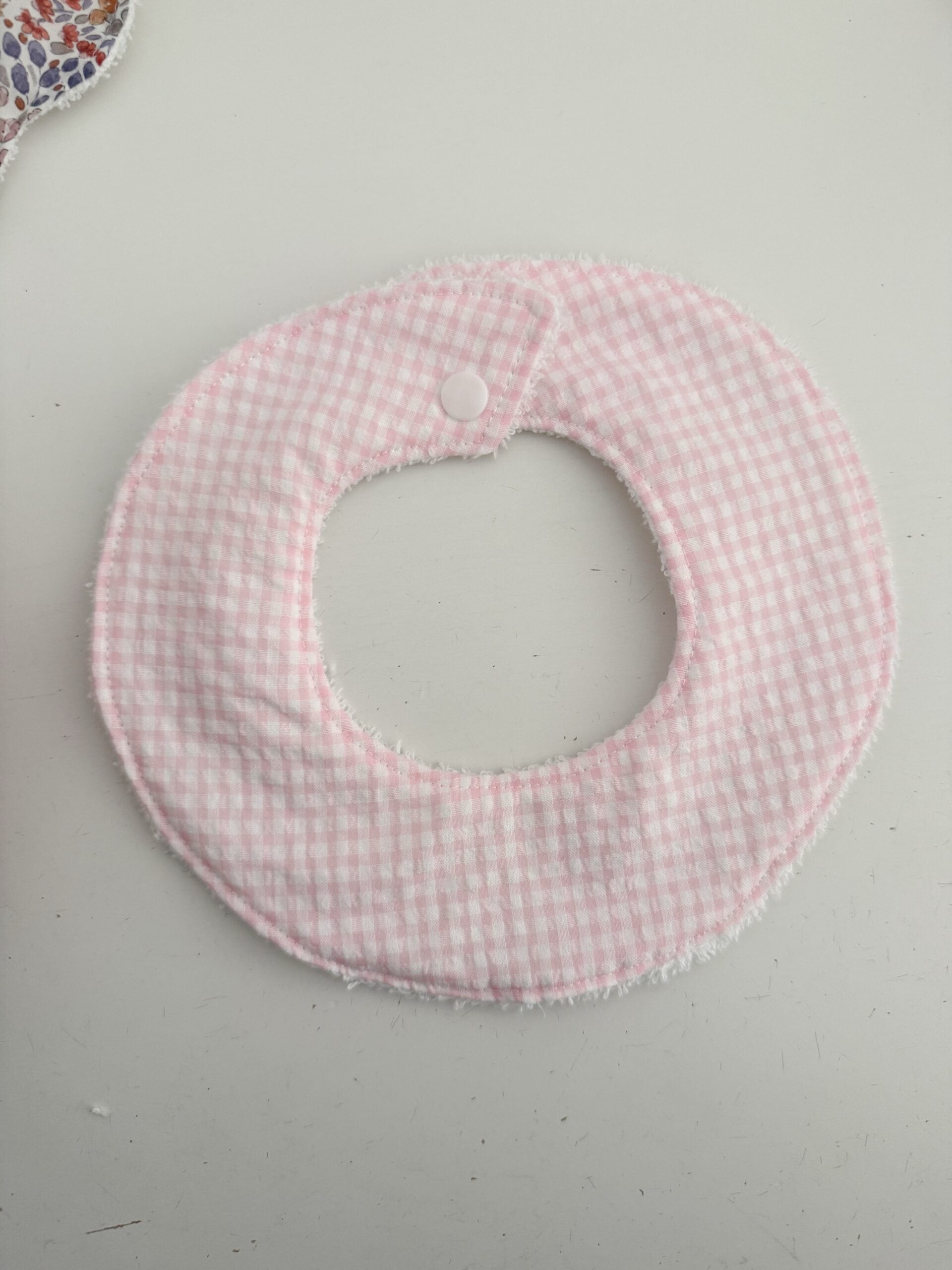 Cuello salvababas Vichy rosa