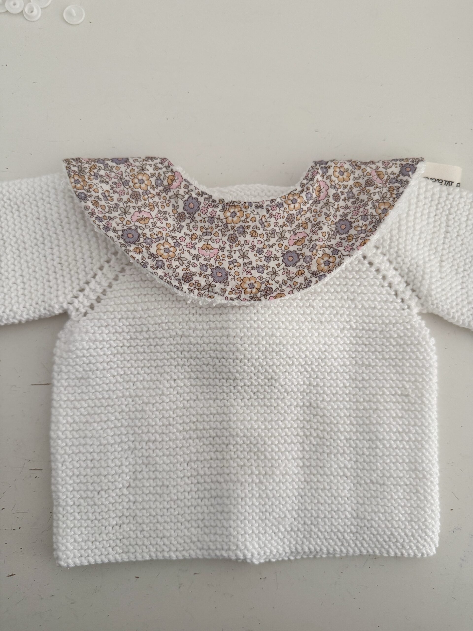 Cuello salvababas flor gris nude