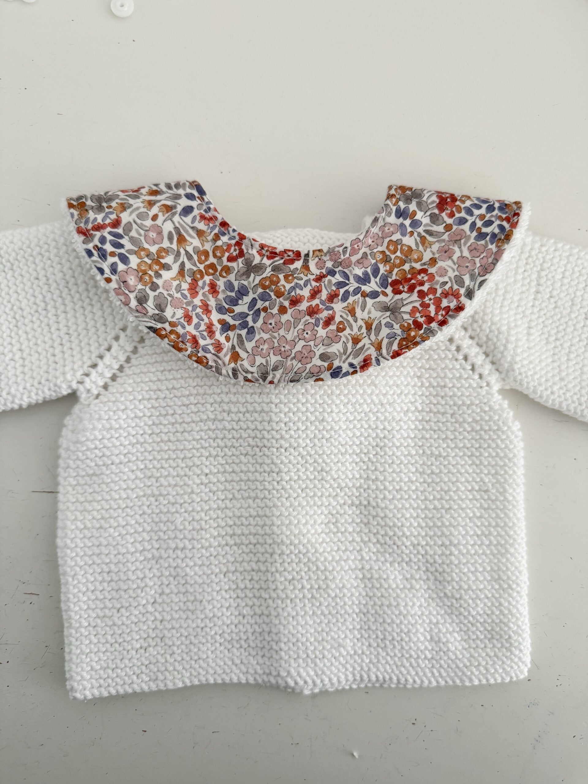 Cuello salvababas rojo y azul