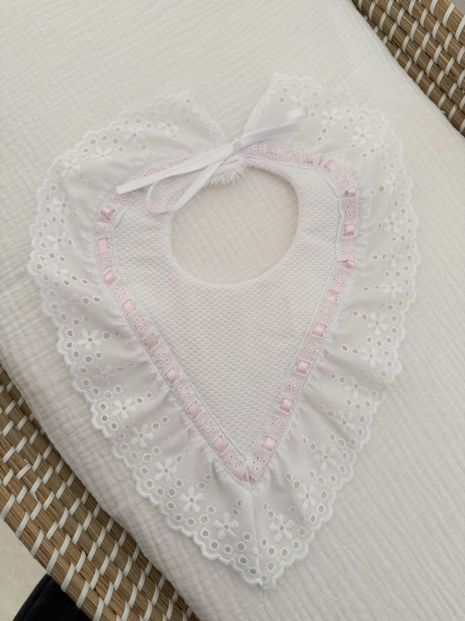 Babero Nani con lazo rosa bebé