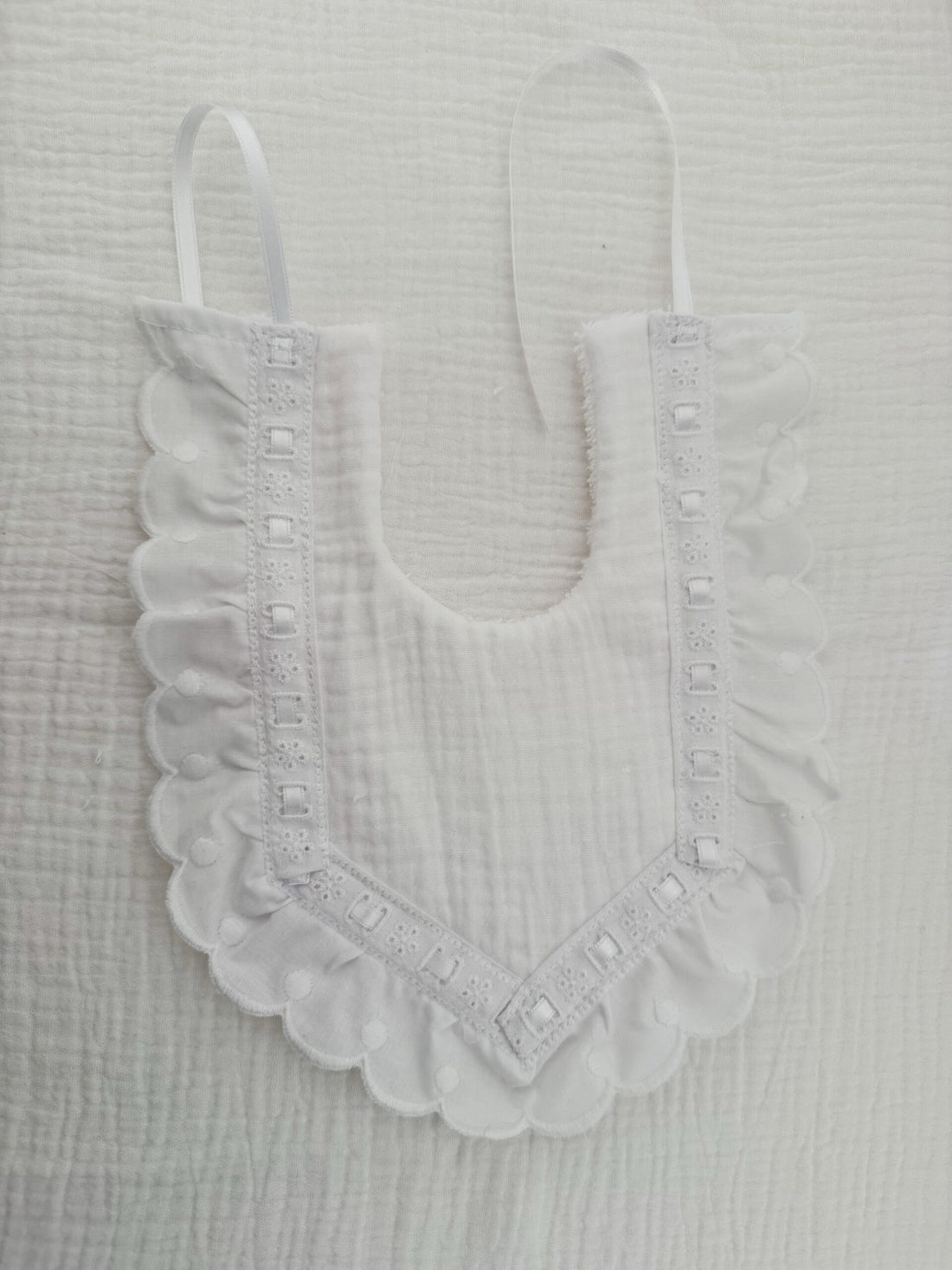 Babero pipo lazo de raso blanco