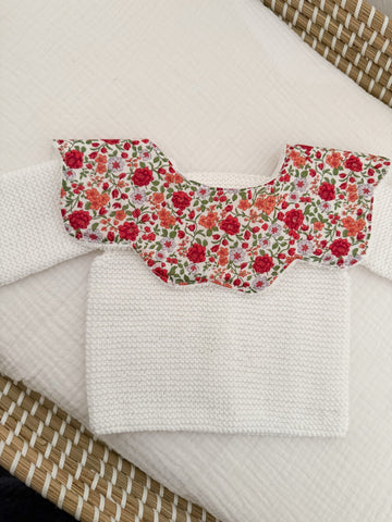 Cuello ondas flor roja