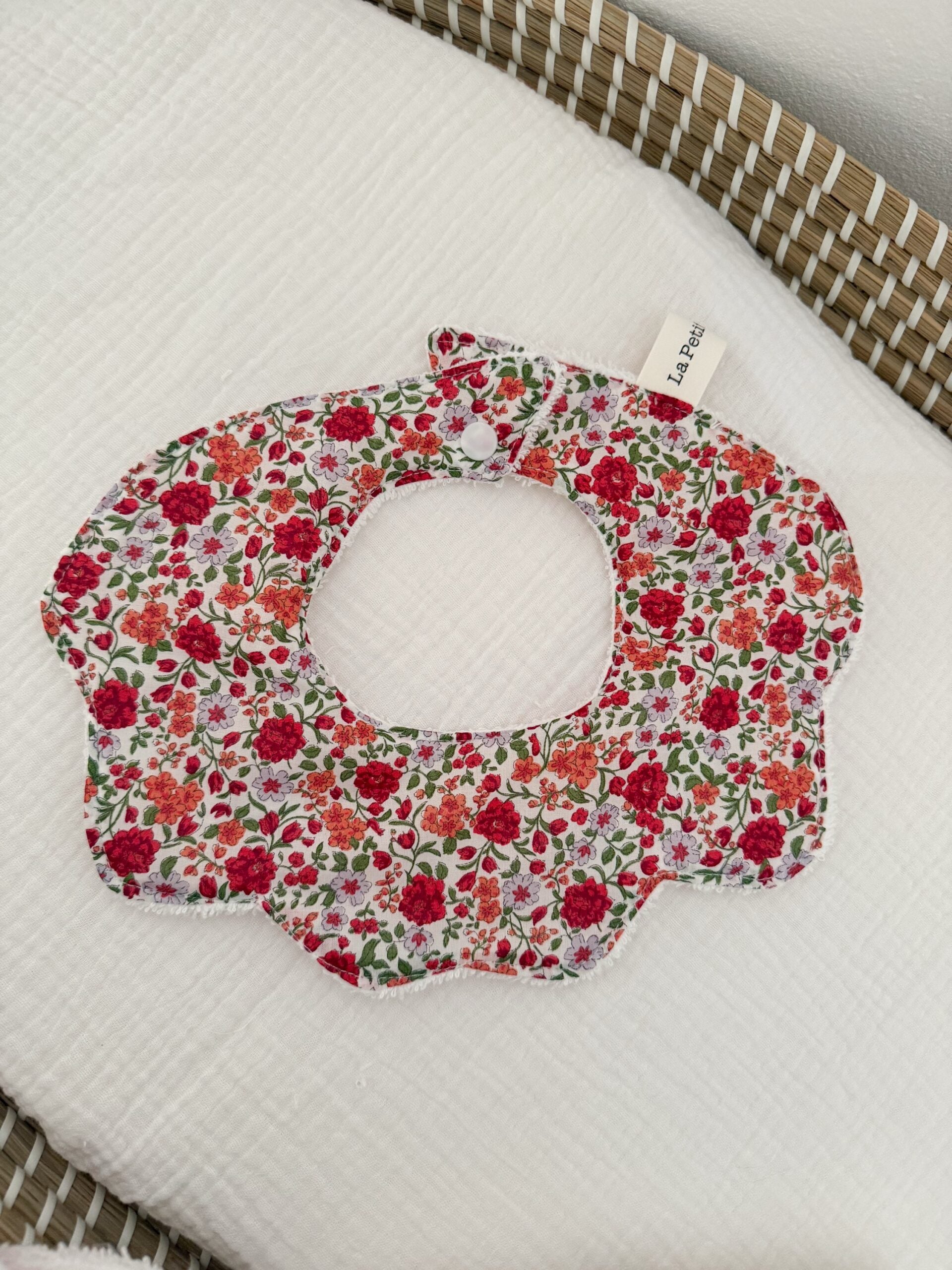 Cuello ondas flor roja