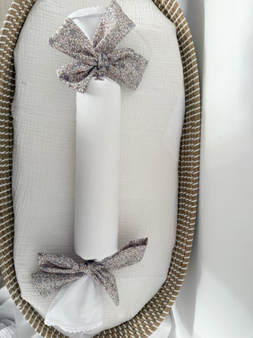 Cojín antivuelco piqué con lazo flor gris nude